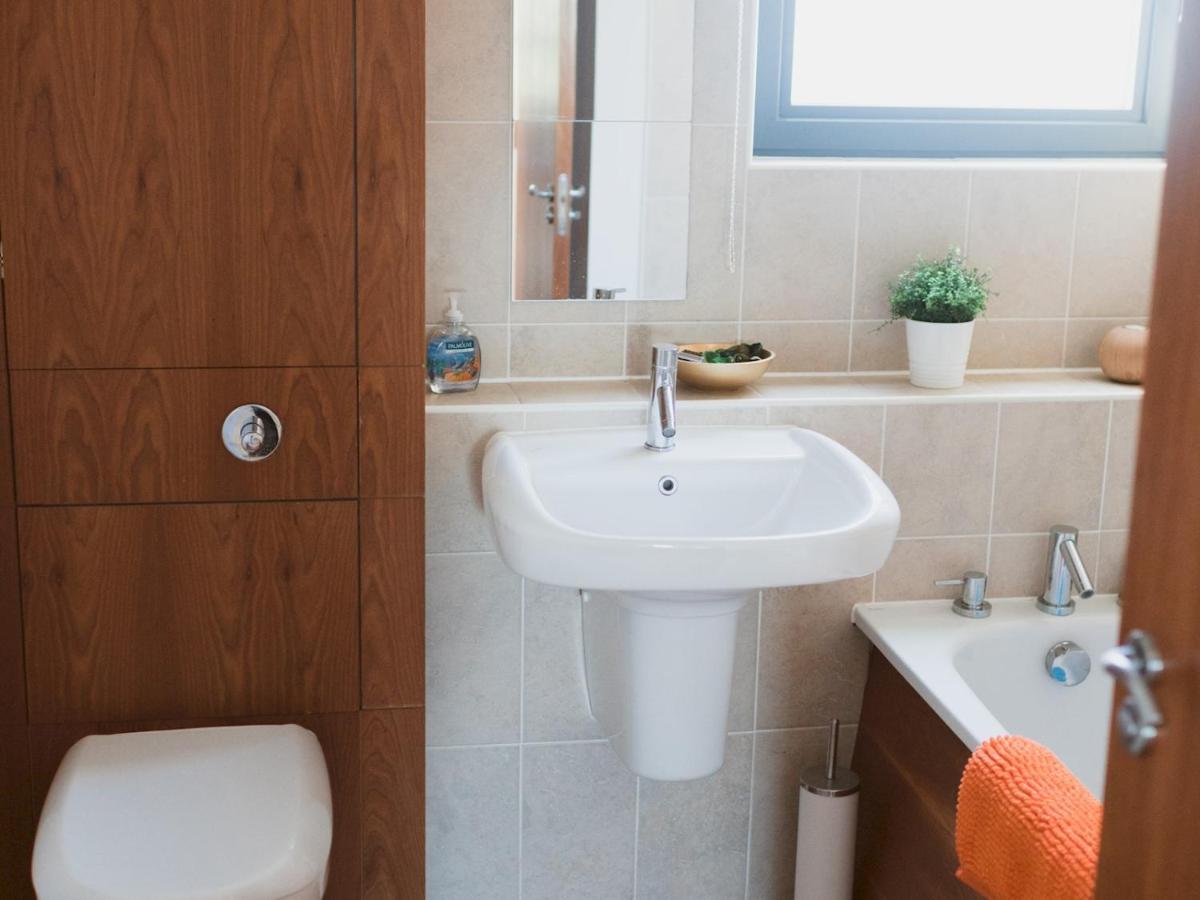 Pass The Keys Lovely 2-Bed Flat Glasgow Harbour Free Parking 외부 사진